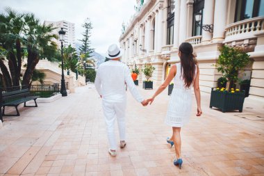 El ile şehir etrafında yürümek