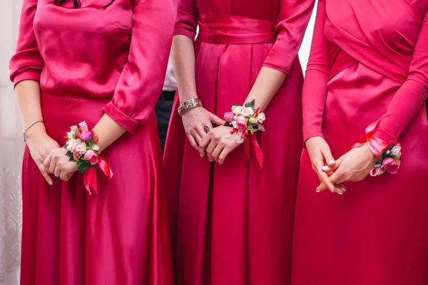 Trzy druhny w różowe sukienki — Zdjęcie stockowe