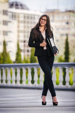 Şehir takım elbiseli bir kız