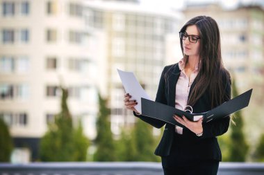 Şehir takım elbiseli bir kız