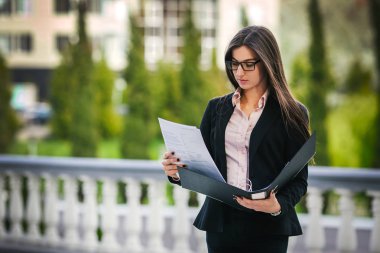 Şehir takım elbiseli bir kız