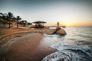 Sabah peyzaj manzaralı plaja bir denizde