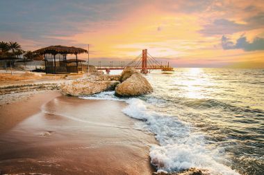 Sabah peyzaj manzaralı plaja bir denizde