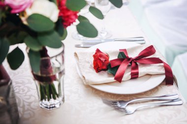 bir tabak bir gül ile geçerli