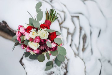 Gelinin kitabı kar üzerinde yatıyor