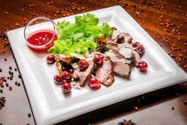 Kiraz ile bir kare tabak içinde et