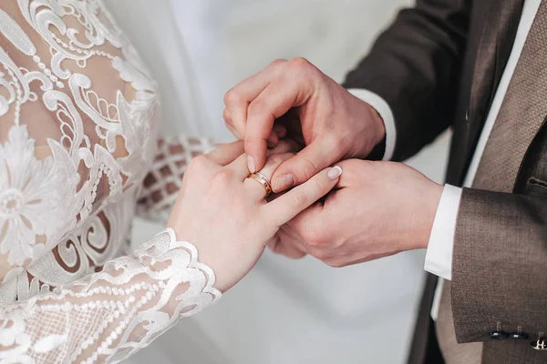 Brudgummen Klänningar Ringen För Bruden — Stockfoto