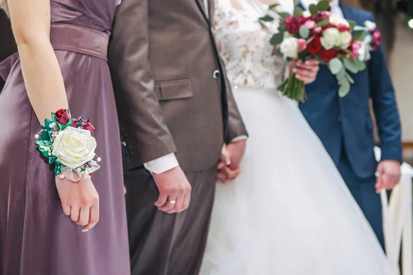 证人与新娘和新郎的手 — 图库照片