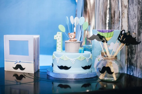 Torta Fénykép Album Van Asztalon Egy Éves Születésnapjára — Stock Fotó