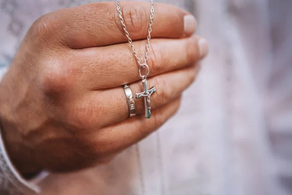 Der Heilige Vater Hält Ein Kreuz Der Rechten Hand — Stockfoto