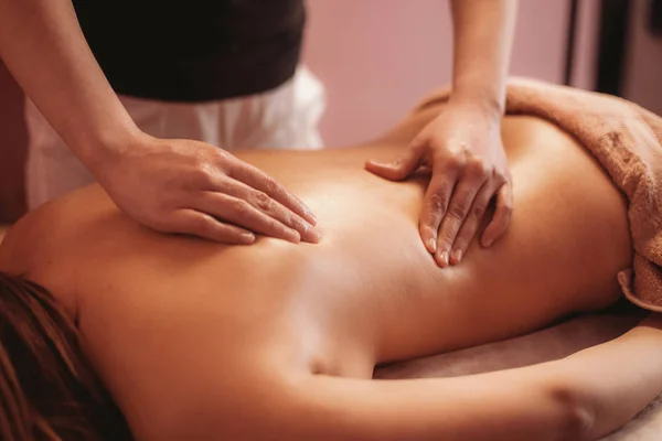 Een Masseur Doen Ontspannen Massage Van Rug Voor Vrouw — Stockfoto