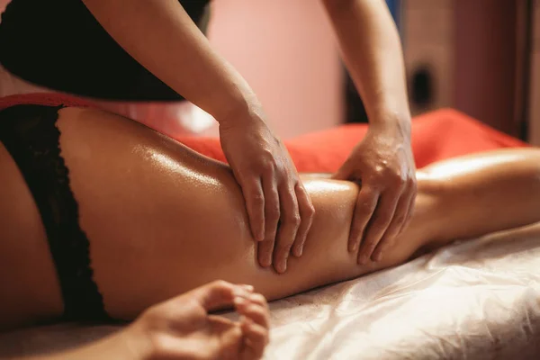 Ontspannende Tonificerende Massage Van Dijen Voor Vrouw — Stockfoto