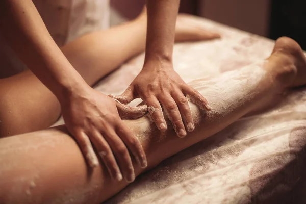 Masaje Relajante Piernas Para Mujer Por Crema — Foto de Stock