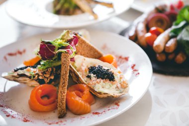 dilim ekmek ve kırmızı balık salatası