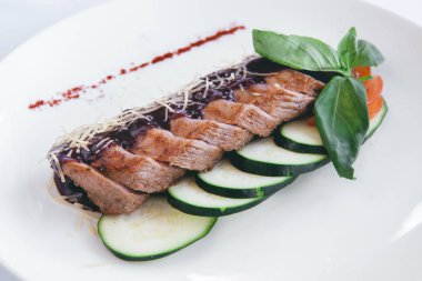 et bir tabak içinde salatalık ile