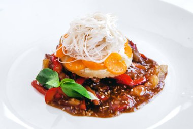 Makarna ve sebzeler ile süsleyin