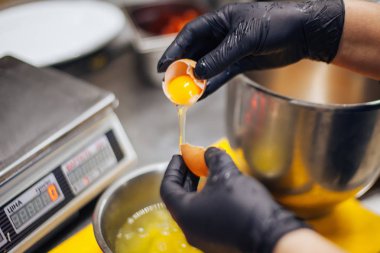 bir restoranda yemek işlemi