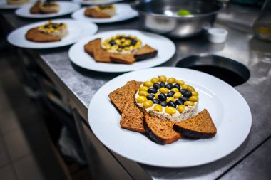 aperatifler zeytin ve ekmek