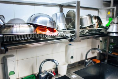 raf temiz mutfak gereçleri