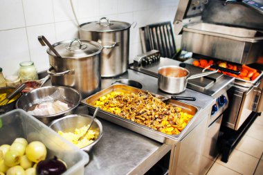 pişmiş yemek masada yalan