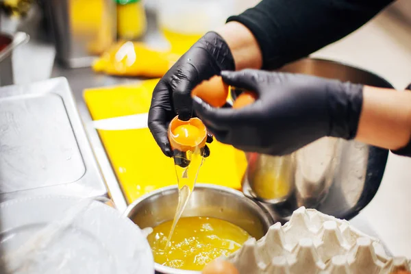 Chef Prepara Huevos Para Plato — Foto de Stock