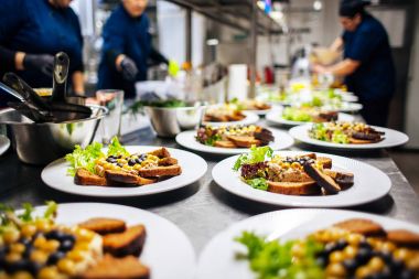 yeşillikleri ile abur cubur yemeye hazır