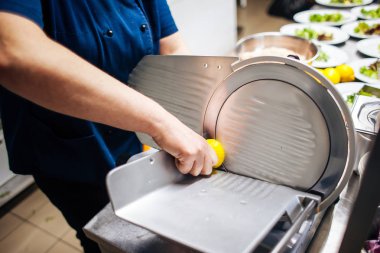 aşçı limonlu dilimler halinde keser.