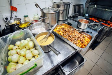 Sezar salatası için sos ve patates mantar ile hazır