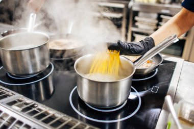 aşçı sıcak su içine yapıştırın yönlendirir