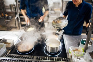 restoranda ocakta yemek