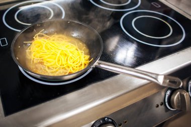 Şef makarna için kızarmış domuz pastırması eklendi.