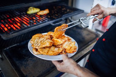 dökülen hazır et biftek pişirmek