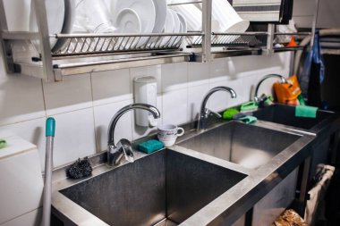 restoranda mutfak lavabo