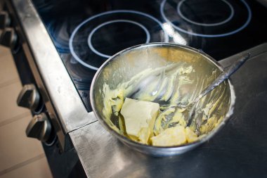 dilimleri tereyağı plaka üzerinde