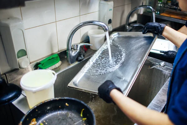 Cocinar Lava Bandeja Con Agua Corriente — Foto de Stock