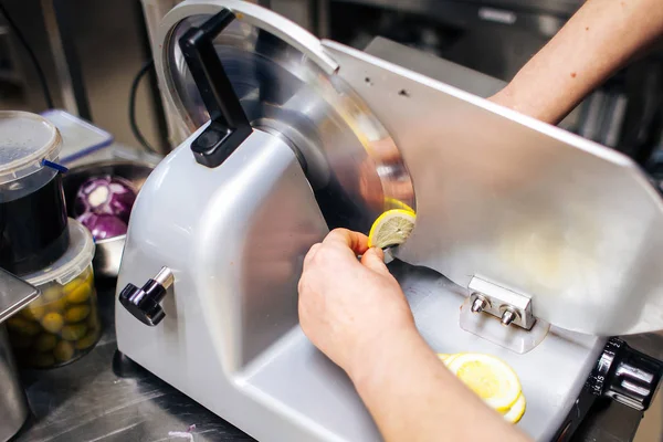 Cocinero Corta Limón — Foto de Stock