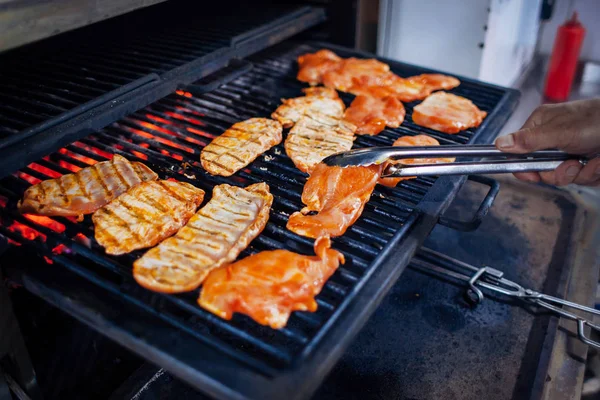 Cozinheiro Segura Carne Grelha Com Pinças — Fotografia de Stock