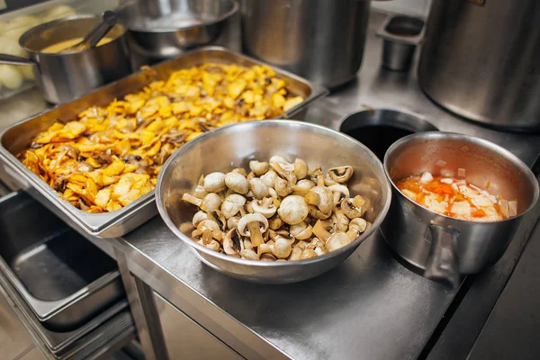 Restoranda yemek pişirmek.