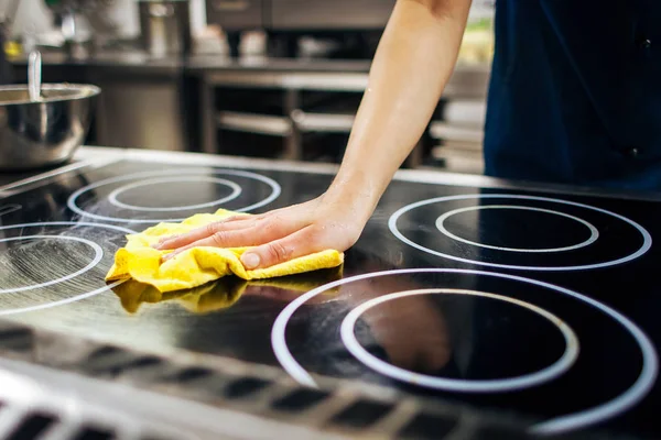 Chef Limpia Cocina Con Una Servilleta —  Fotos de Stock