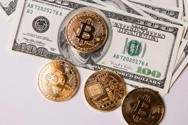dört bitcoins ve a bohça-in dolar