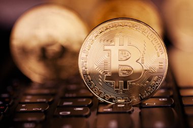 Bitcoin ayar altın arka plan bulanık sikkeler üzerinde