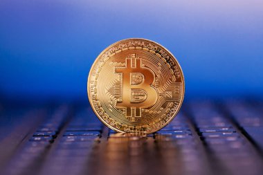 Güzel bir arka plan bulanık ile altın bitcoin