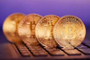 klavye üzerindeki dört altın bitcoins