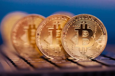 Altın bitcoins ve temiz arka plan