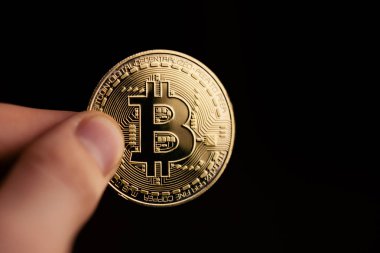 bitcoins siyah bir arka plan üzerinde öldürmek için iki parmaklı parmak