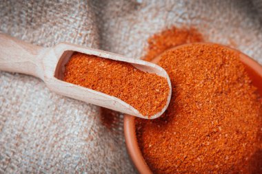 Kakule, soğan, havuç, yeşil, biber ve zerdeçal ile yemekler için baharat Tekstil zemin üzerine kaşık