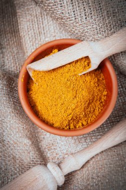 Balık, sebze, zerdeçal, kırmızı biber, maydanoz, kekik ve biber plaka üzerinde katkı maddeleri ile baharat