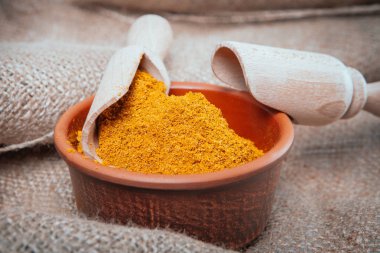 Seramik ot ve baharat kaşıklarla yemek pişirmek için