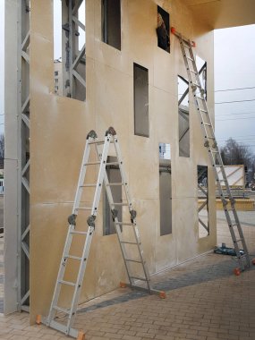 Alçıpan sokakta yeni bir duvar montajı