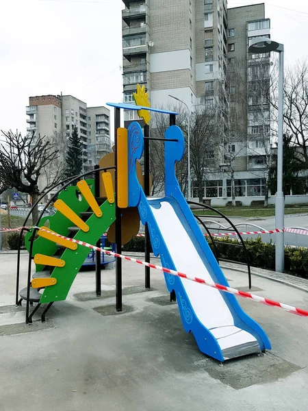 Installation Eines Neuen Kinderspielplatzes Der Stadt Farbenfroh — Stockfoto